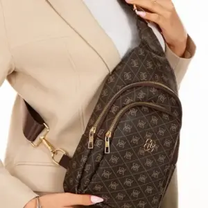 Geantă de Piele Maro pentru Femei cu Monogramă - Geantă Crossbody, de Piept și Umăr